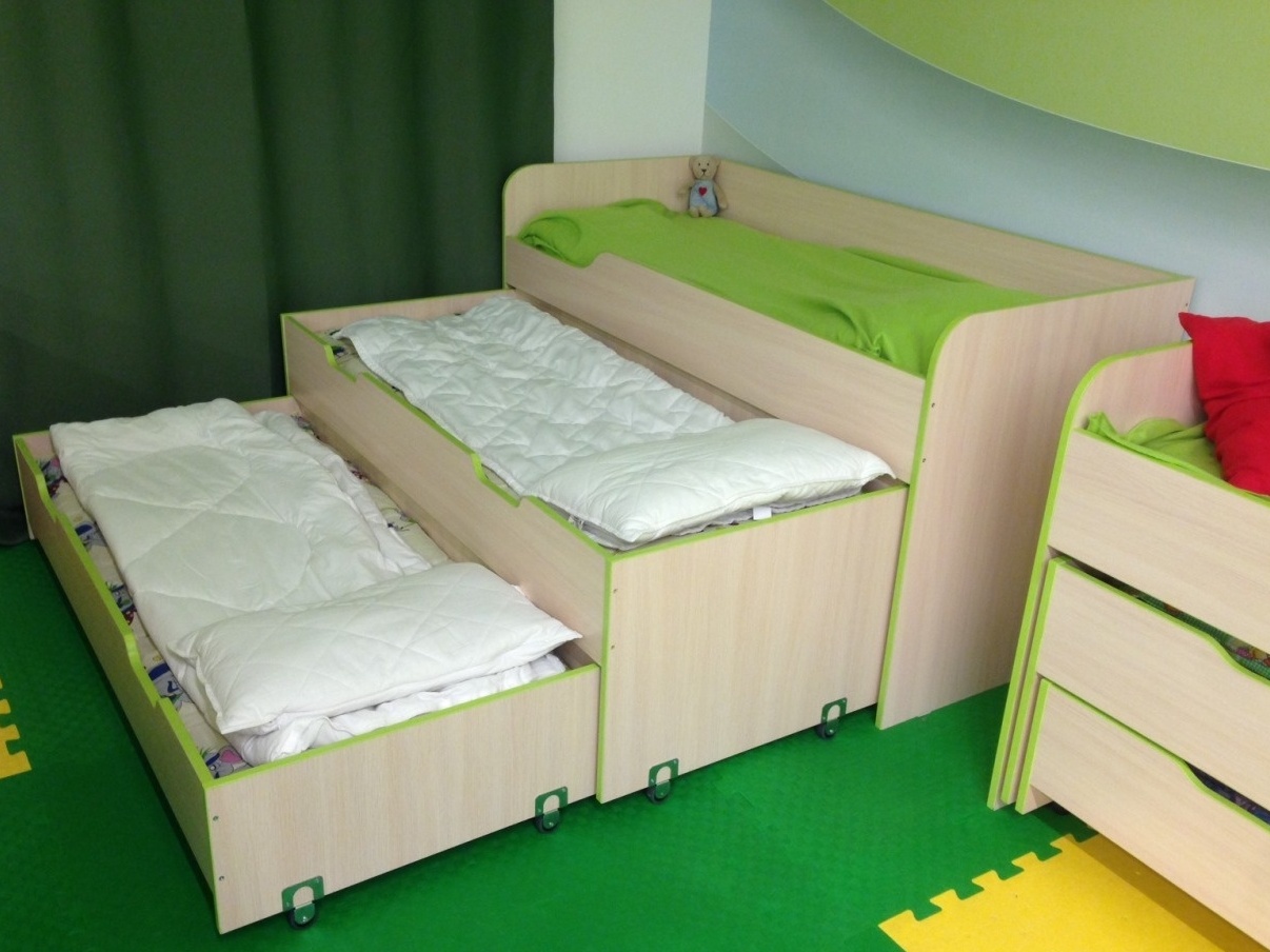 детская раздвижная трехъярусная кровать