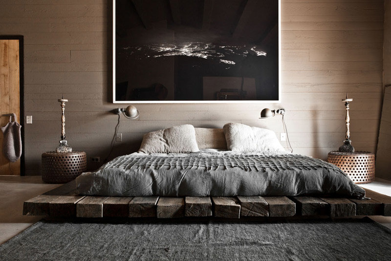 Оригинальная и красивая кровать на основе деревянных брусьев