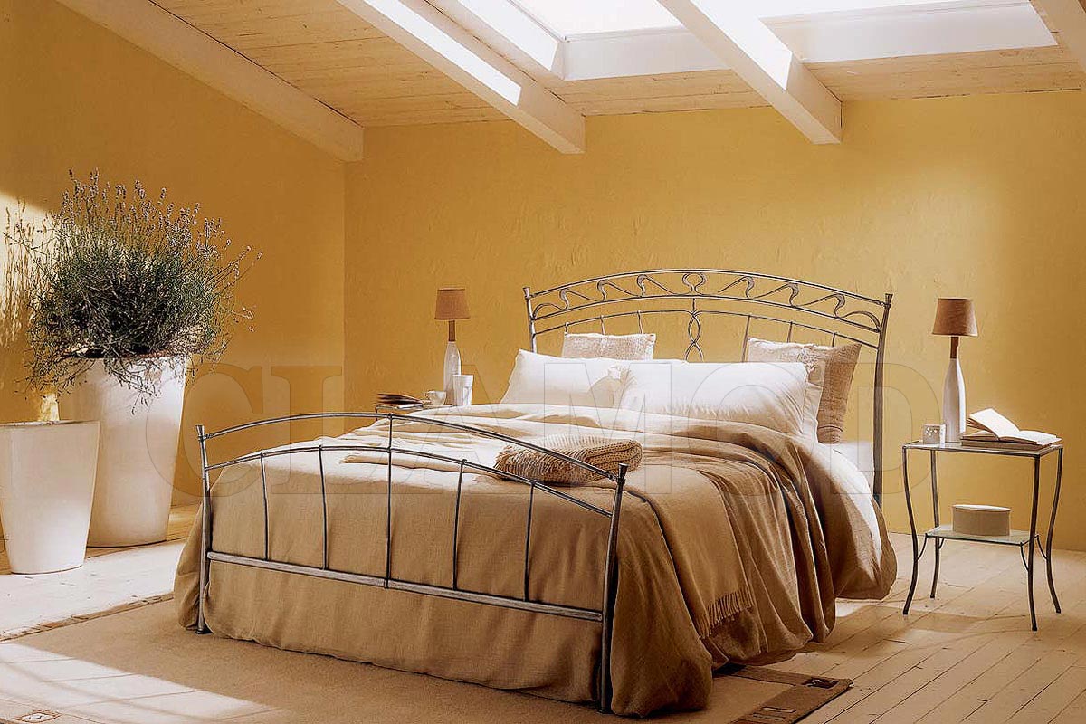 Металлическая двуспальная итальянская кровать в стиле Прованс