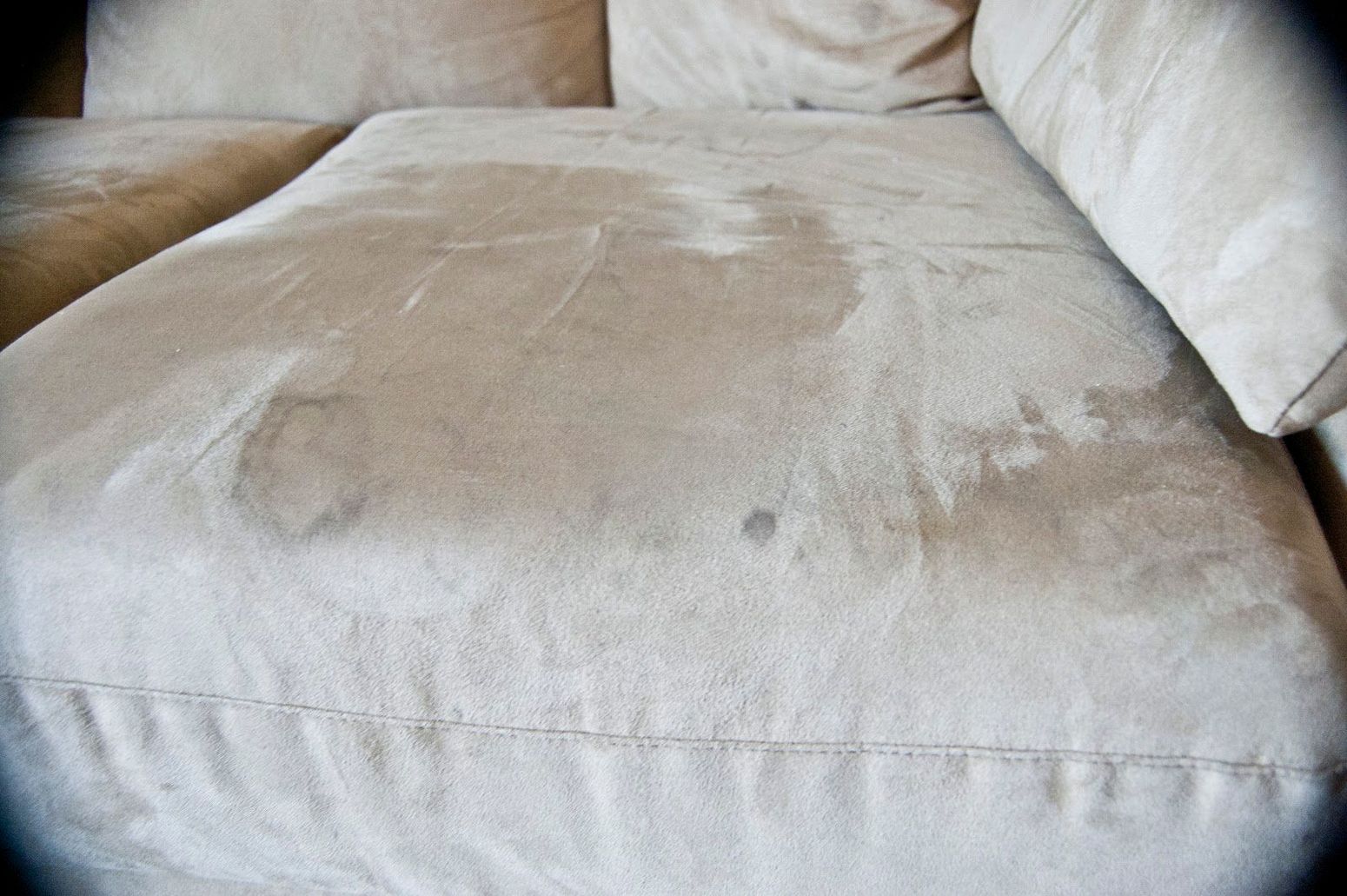 Средство для чистки диванов от пятен и запаха