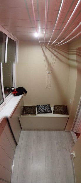 Балкон 3,1 кв.м с диванчиком, шкафов-купе и зоной хранения под окном