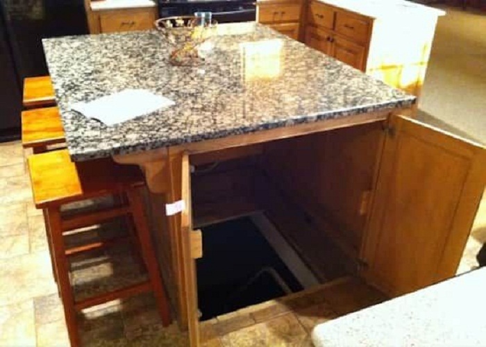 Вход в подвал можно организовать и под столом.