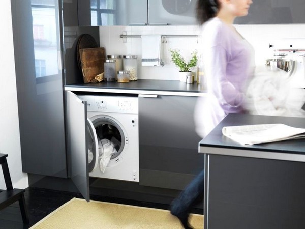 Мойка со стиральной машиной на кухне