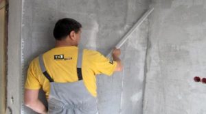 как клеить обои на бетонную стену