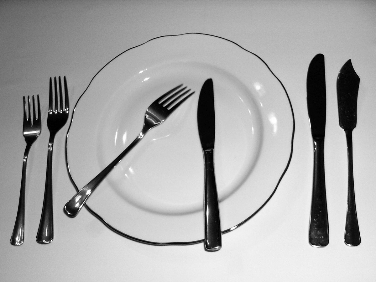 Фото ножа с вилкой на тарелке