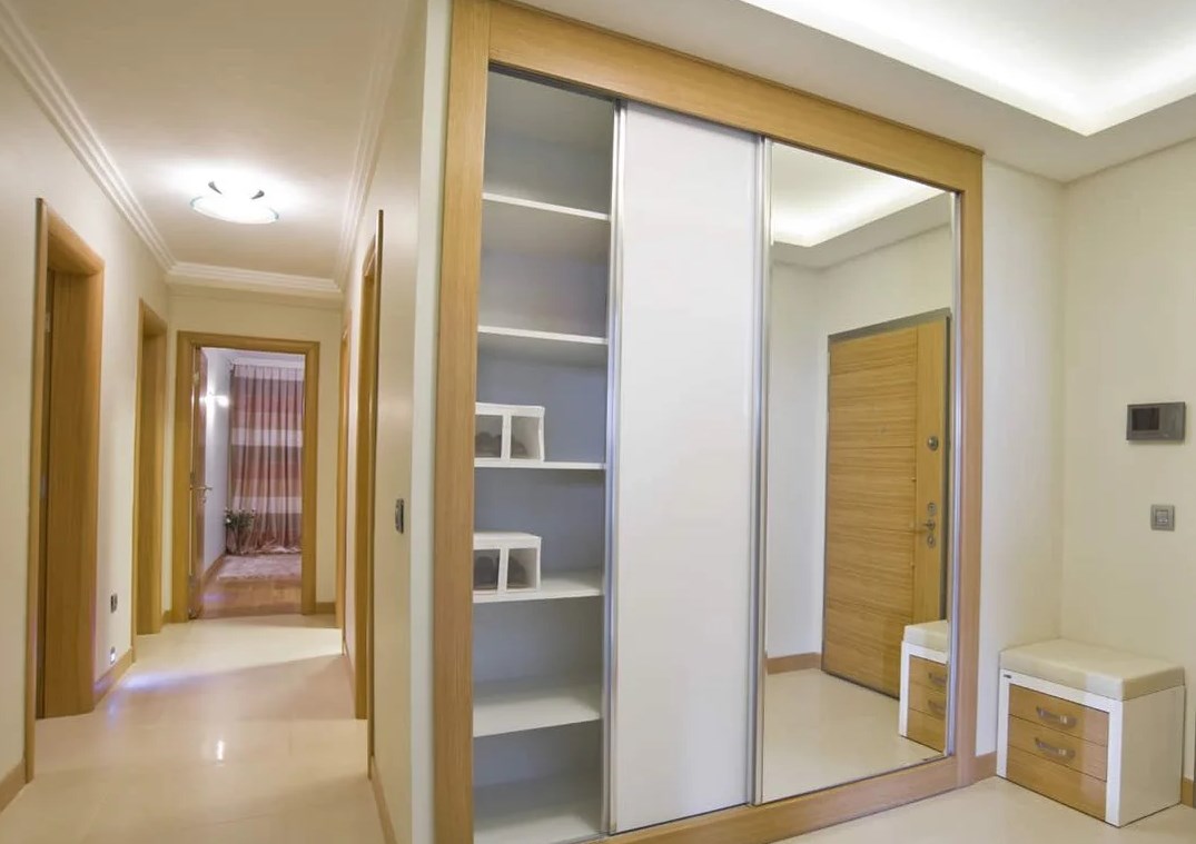 Встроенный шкаф купе встроенный узкий коридор