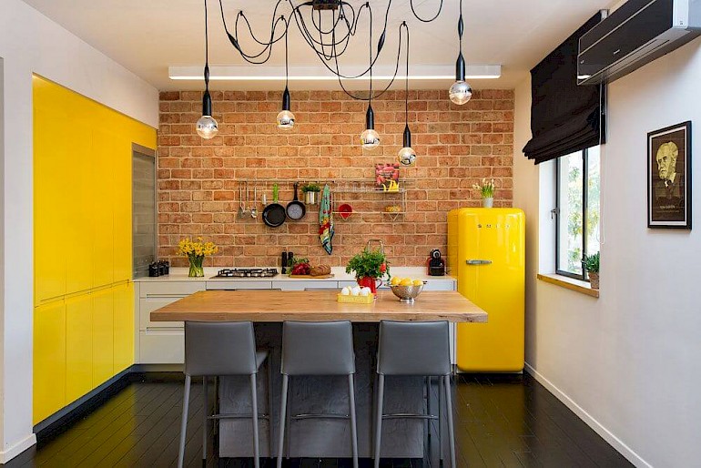 Желтый цвет заметно выделяется на этой кухне