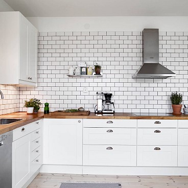 Кухня в белом цвете с плиткой кабанчик