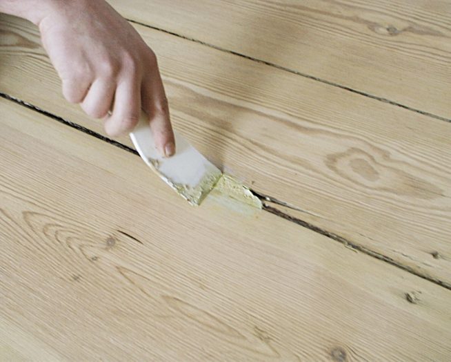 замазывание шпатлевкой щелей в деревянном полу