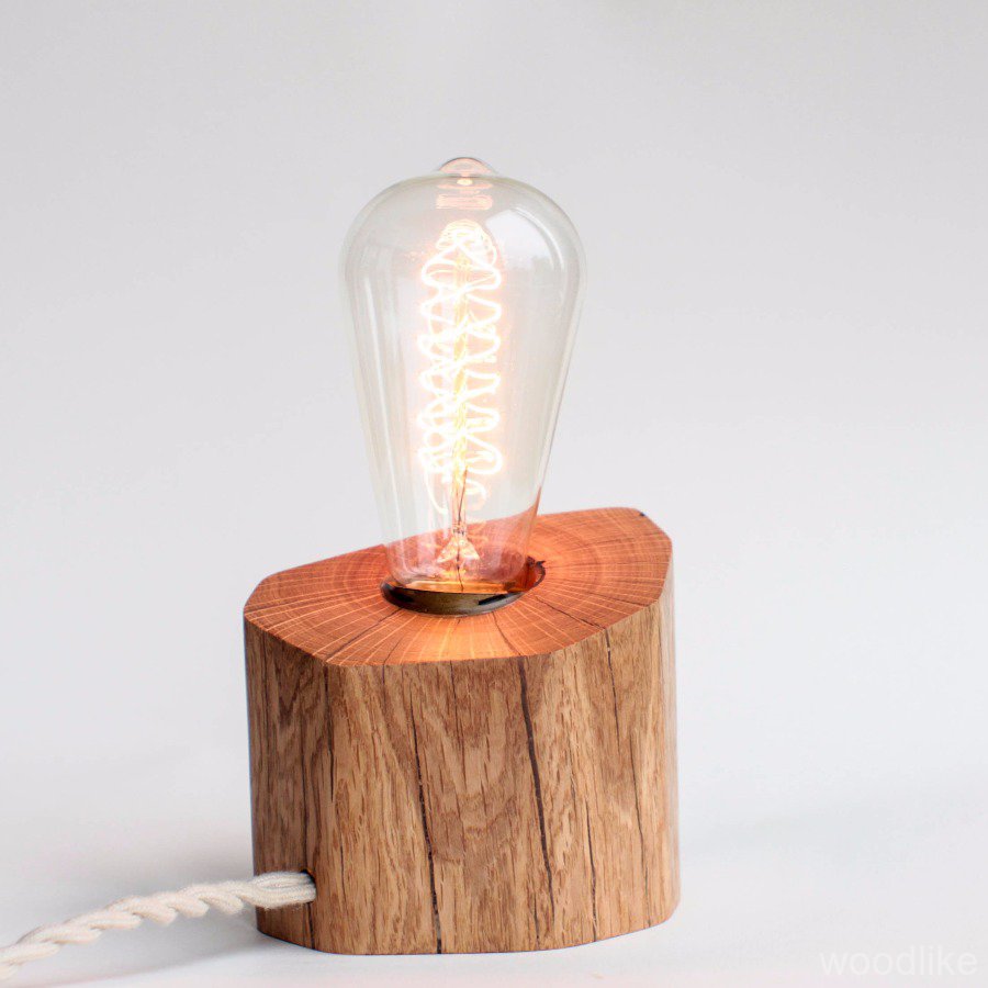 Необычная деревянная настольная лампа