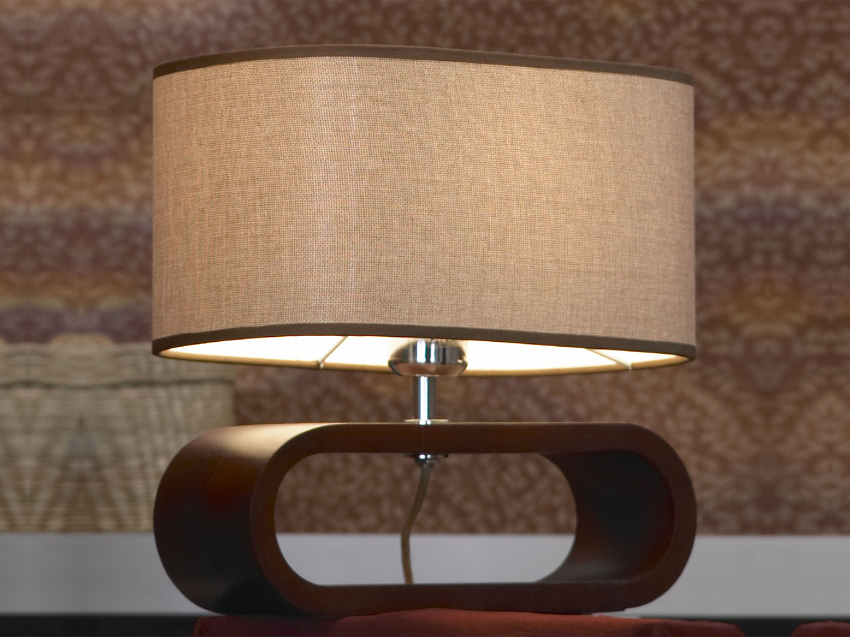 Настольная деревянная лампа с тканевым абажуром