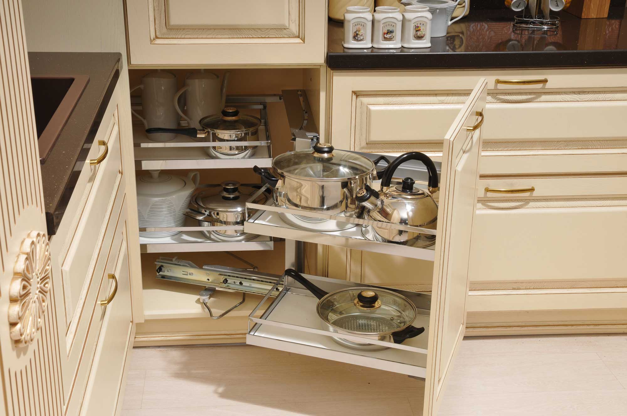 Как разложить кухонные принадлежности в кухонном гарнитуре фото
