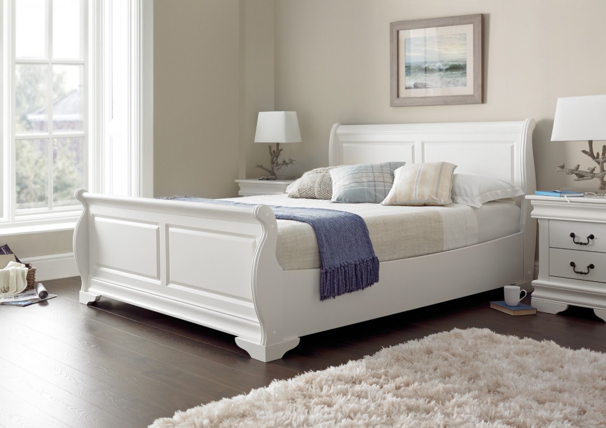 Белая кровать в стиле эко
