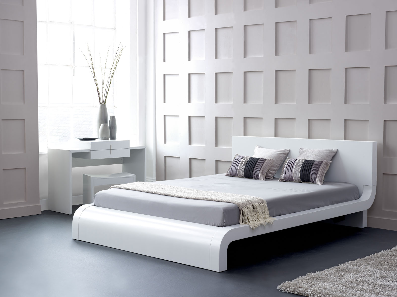Белая кровать в футуристическом стиле
