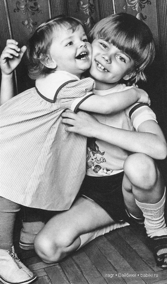 4-х летняя Камилла Паркер-Боулз со своей сестрой Анабеллой