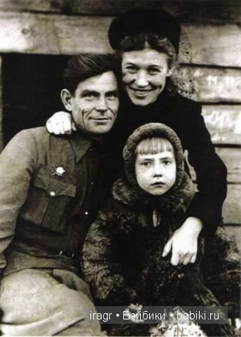 Астрид Линдгрен(третья слева) с родителями .