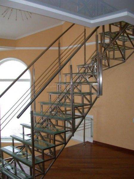 Лестница с металлическим открытым каркасом