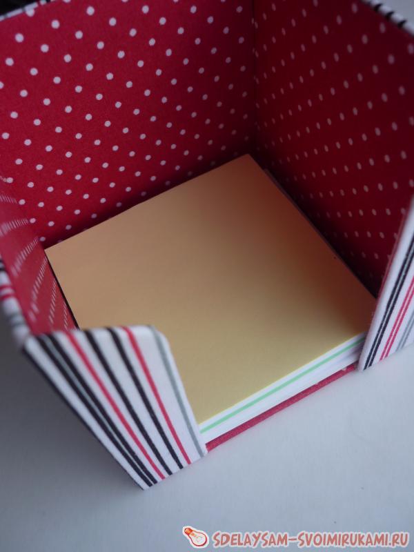 Подставка для бумажек в технике картонаж