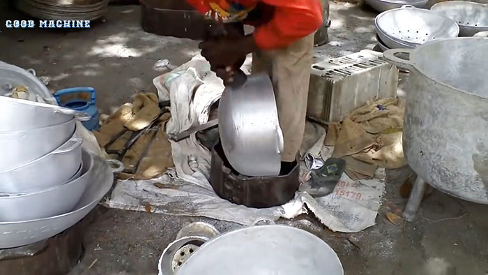 Отливка посуды из алюминиевых банок