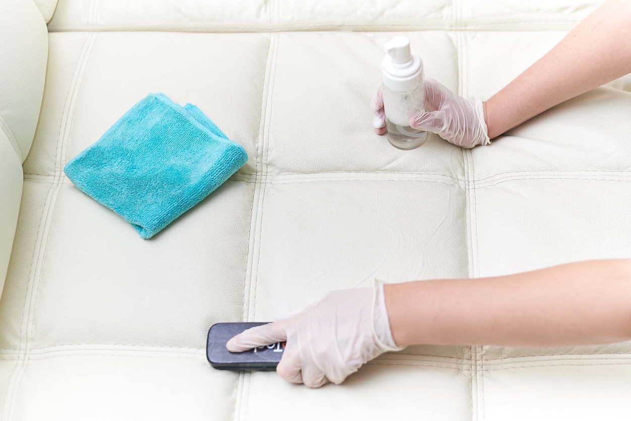 как почистить диван в перчатках