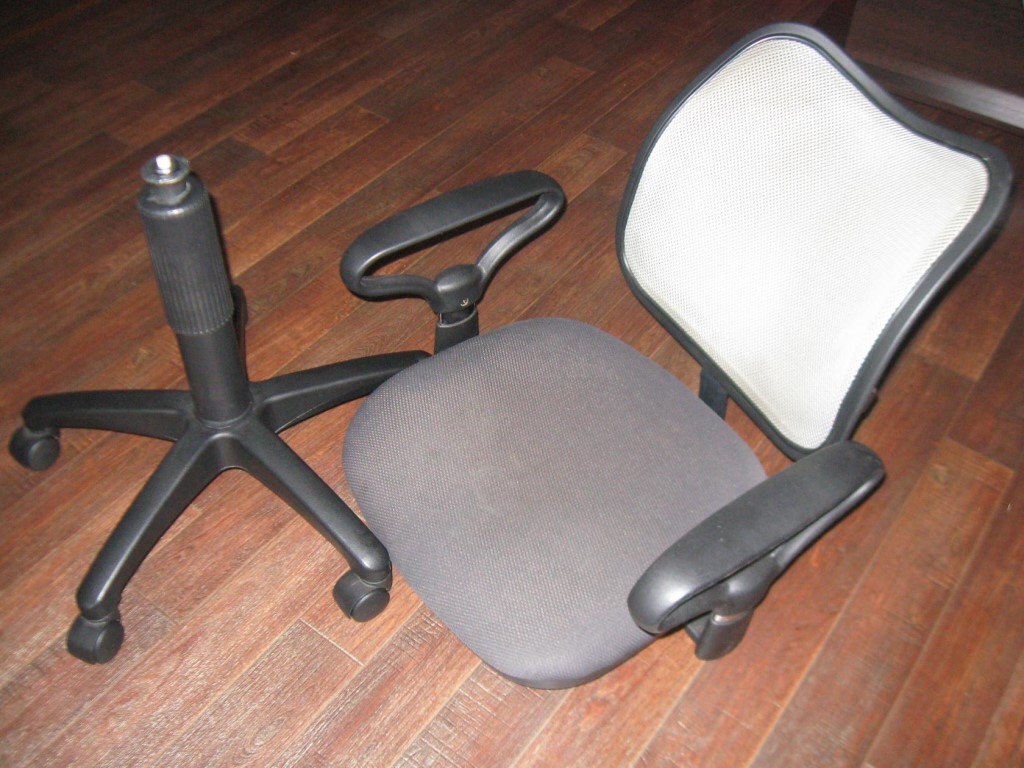 собрать офисное кресло