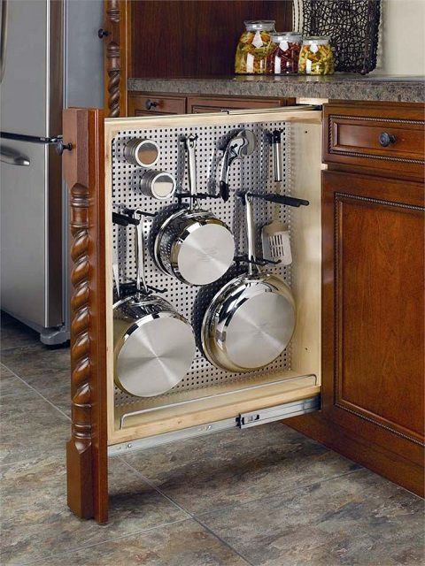 Выдвижной вертикальный компактный шкаф, в котором удобно разместились все сковородки