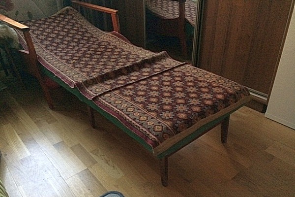 Кресло-кровать старой, очень распространенной когда-то конструкции. Не слишком удобно, но иногда без такого трансформера было не обойтись.