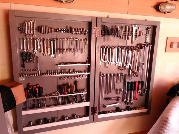 Можно закрепить на стене панель-органайзер для инструментов – так можно избавиться от хаоса и всегда найти нужный предмет