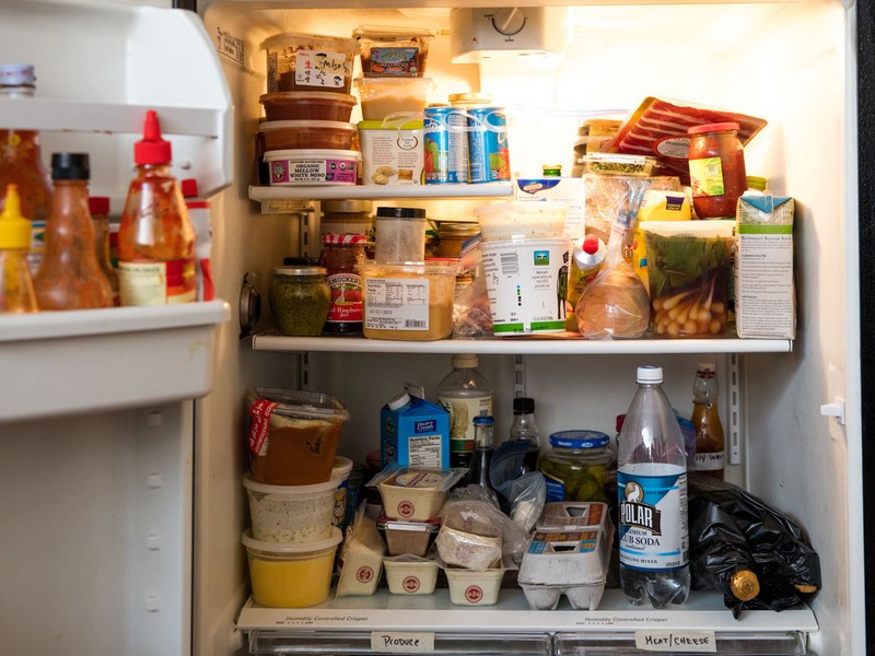 Запах в холодильнике: как избавиться быстро