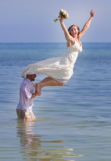 Фото в стиле «подбрасываем невесту» в воде