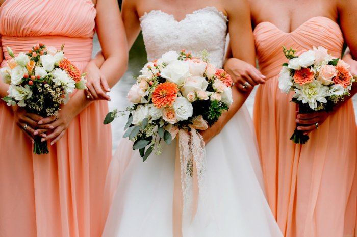 Букеты невесты и подружек на цветной свадьбе