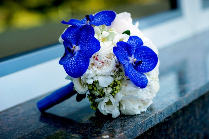 Букет невесты с синими орхидеями