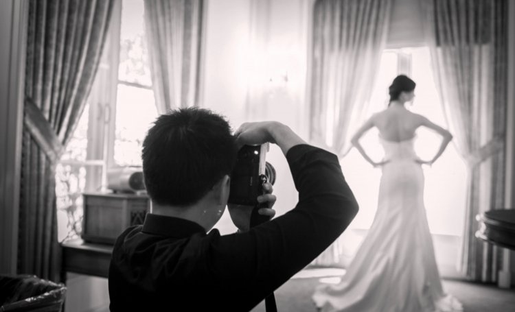 Работа свадебного фотографа в студии