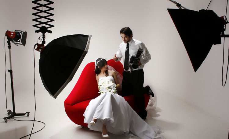 Работа фотографа на студийной свадебной фотосессии