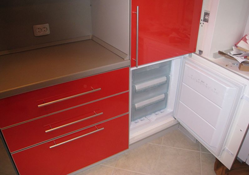 Идеи размещения холодильника - дизайн маленькой кухни