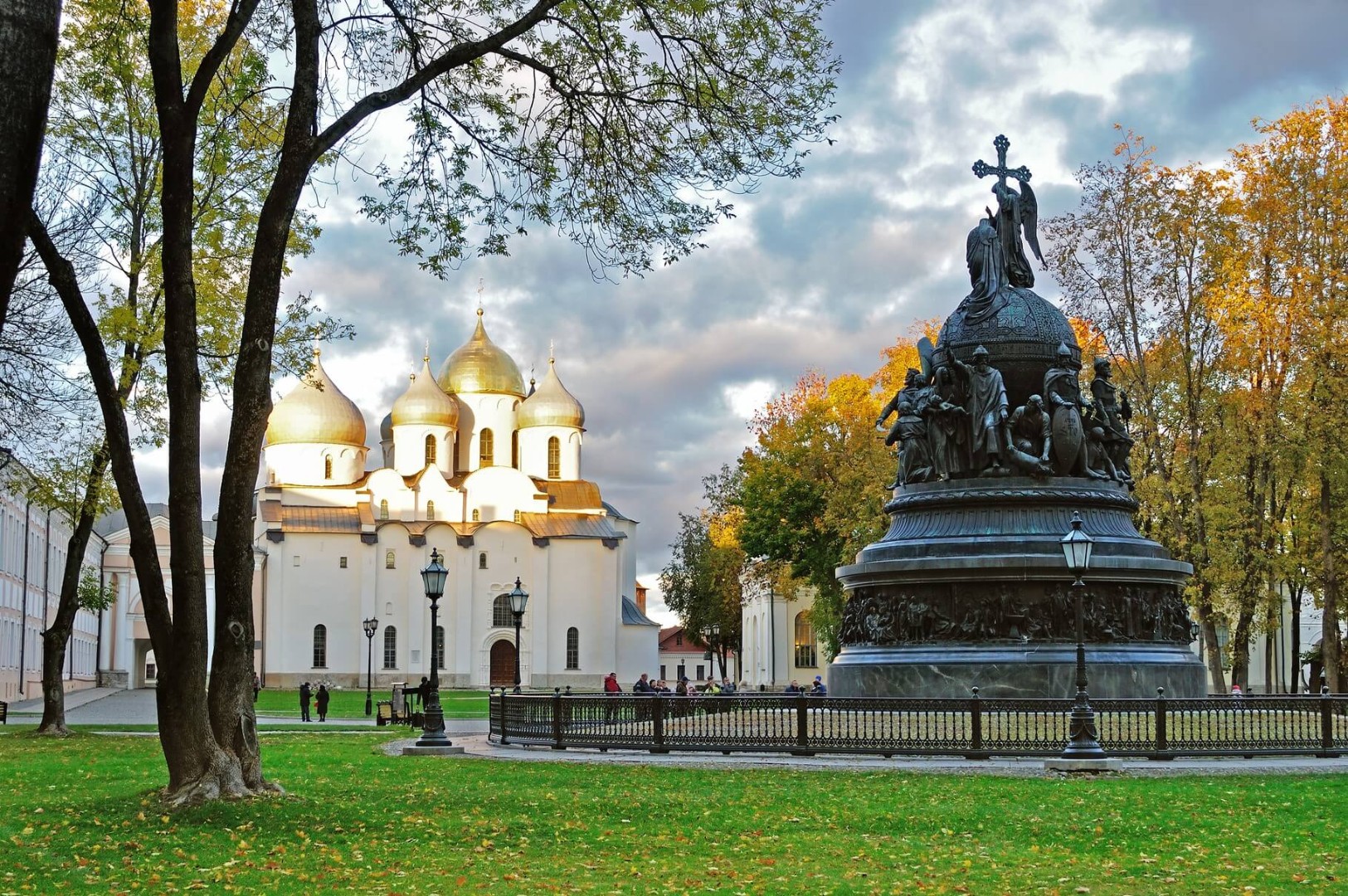 В Великом Новгороде огромное количество красивых древних мест, на фоне которых можно провести свадьбу.