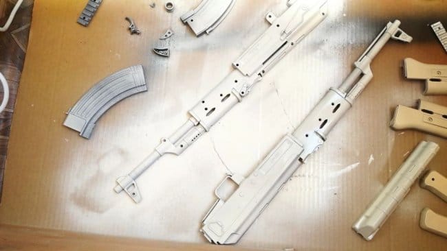 Настольная лампа из игрушечного АК-47 и деталей Ikea