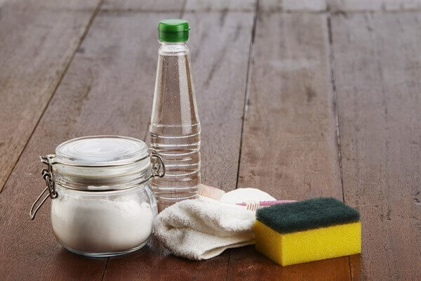 А вы знали, что можно эффективно почистить диван содой и уксусом в домашних условиях?