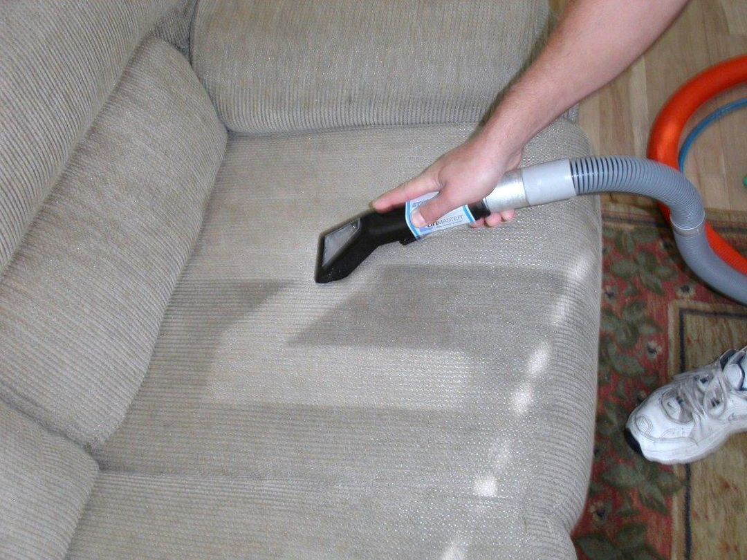 Сделать средство для чистки дивана