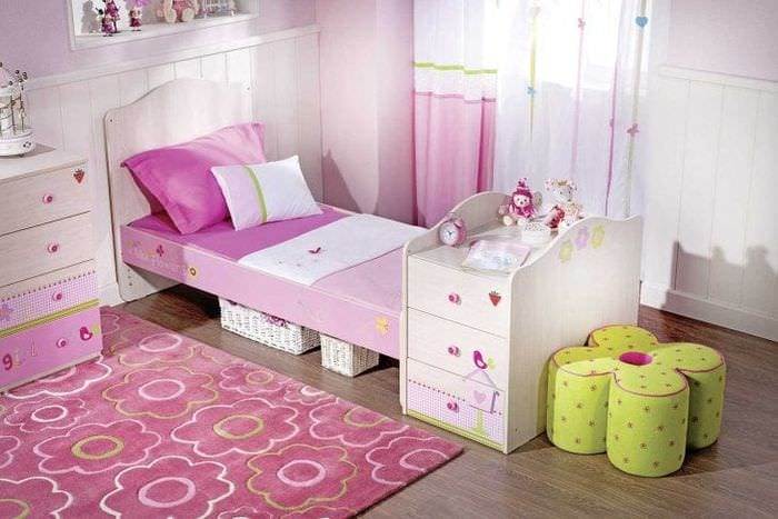 сочетание темного розового в дизайне гостиной с другими цветами