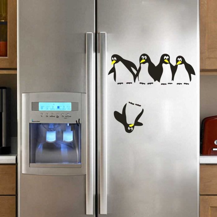 вариант яркого украшения холодильника на кухне