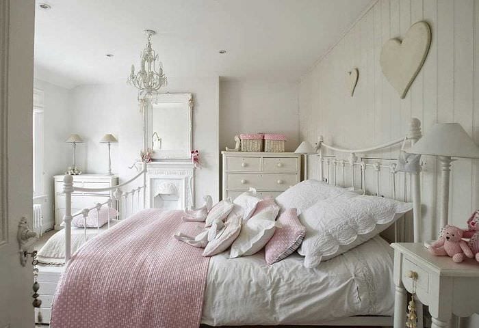 идея необычного дизайна белой спальни