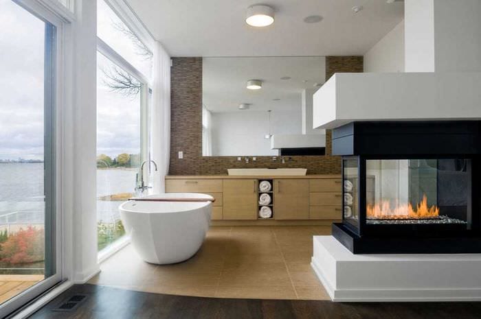 вариант яркого дизайна ванной комнаты с окном