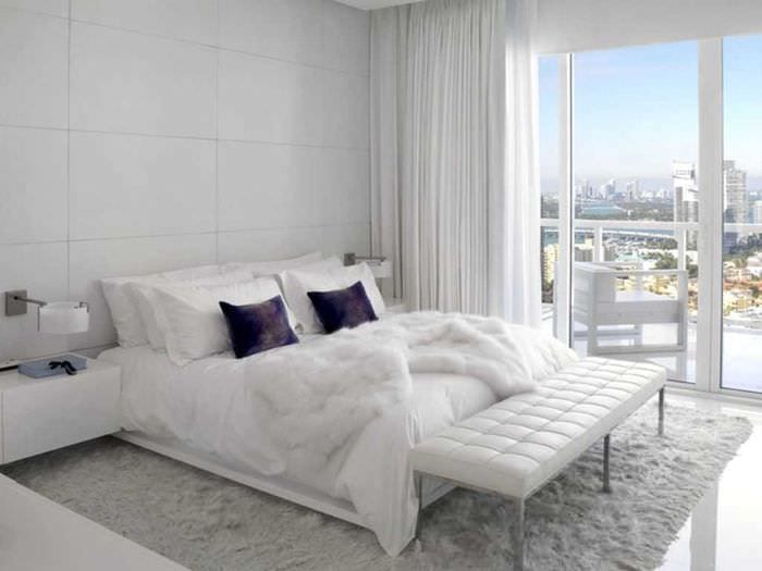 вариант необычного интерьера спальни в белом цвете