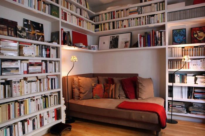 Уютное место для чтения книг в домашней библиотеке
