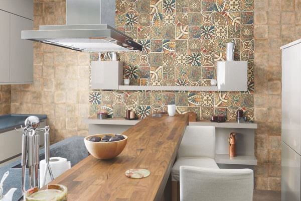 Плитка из керамики обладает высокой долговечностью и низким уровнем поглощением влаги, что очень важно для кухонных помещений.