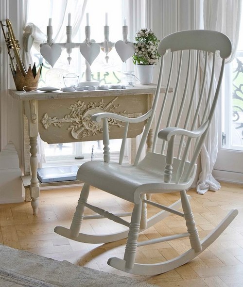 Кресло качалка белого цвета