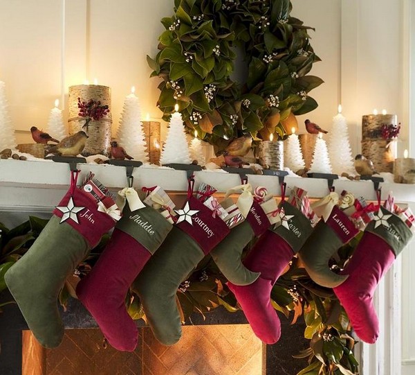 Красно-зеленые рождественские носки на камине фото