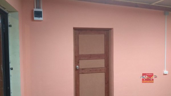 Установка двери из мастерской в гараж