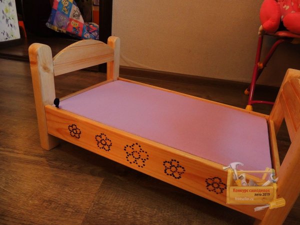 Кровать из картона для кукольного домика